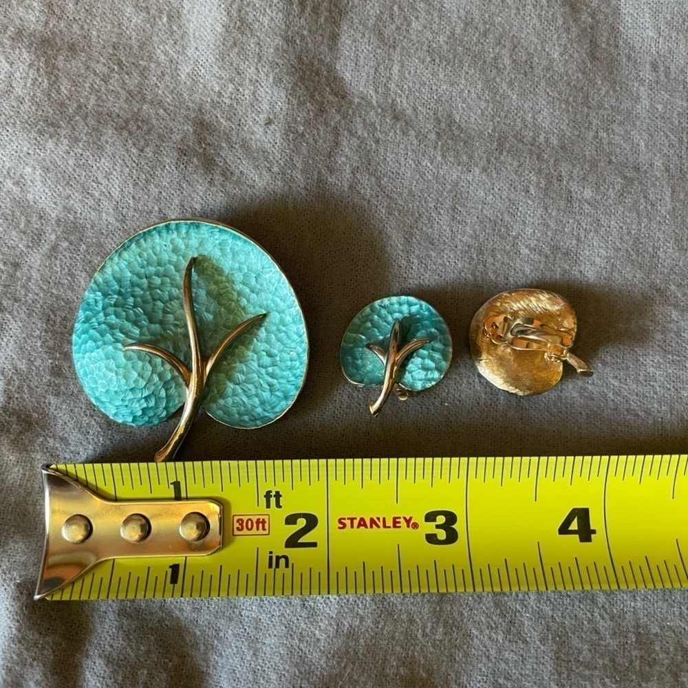Brooch and clip on earring set - Picture 2 of 8